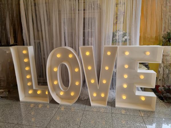 Vermietung - große Love Buchstaben mit LED Beleuchtung